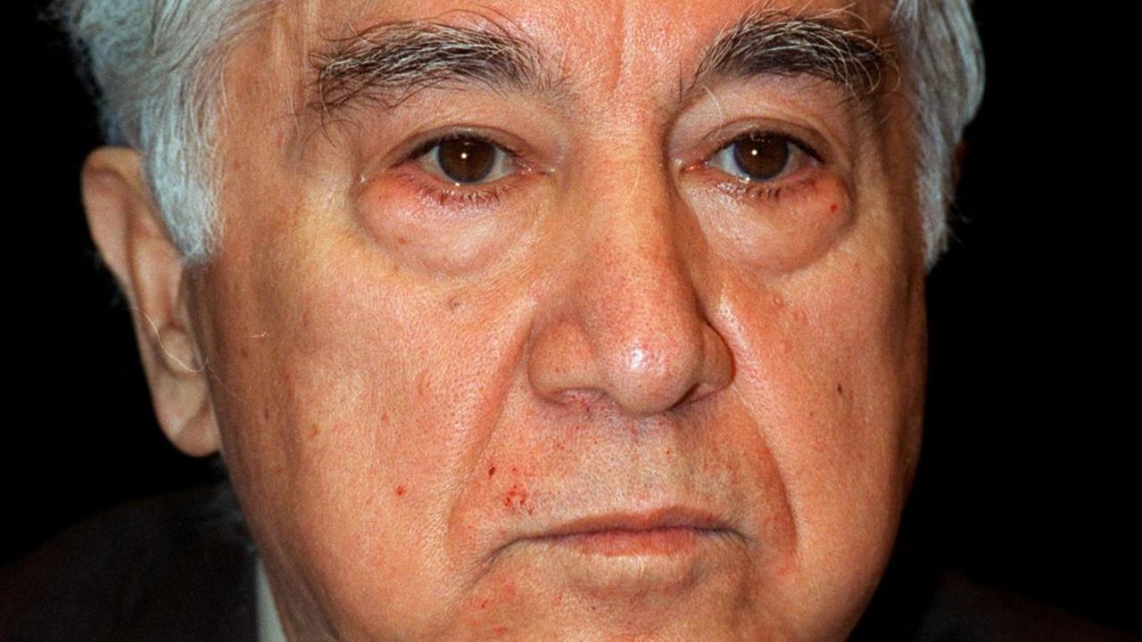 Der türkische Schriftsteller und Menschenrechtler Aziz Nesin ist in der Nacht zum 6. Juli im westtürkischen Badeort Cesme bei Izmir gestorben. Nach offiziellen Angaben erlag der 80jährige Verfasser von weit über 100 satirischen und gesellschaftskritischen Büchern und Theaterstücken einem Herzinfarkt. Der türkische Schriftsteller und Menschenrechtler Aziz Nesin ist in der Nacht zum 6. Juli im westtürkischen Badeort Cesme bei Izmir gestorben. Nach offiziellen Angaben erlag der 80jährige Verfasser von weit über 100 satirischen und gesellschaftskritischen Büchern und Theaterstücken einem Herzinfarkt.
