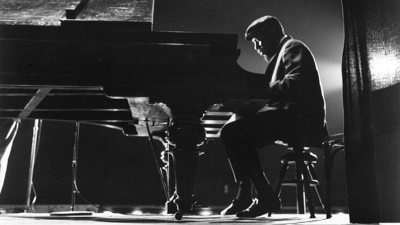 Der Pianist Thelonious Monk während eines Konzerts im Mai 1961 in Zürich. Der Pianist Thelonious Monk während eines Konzerts im Mai 1961 in Zürich.