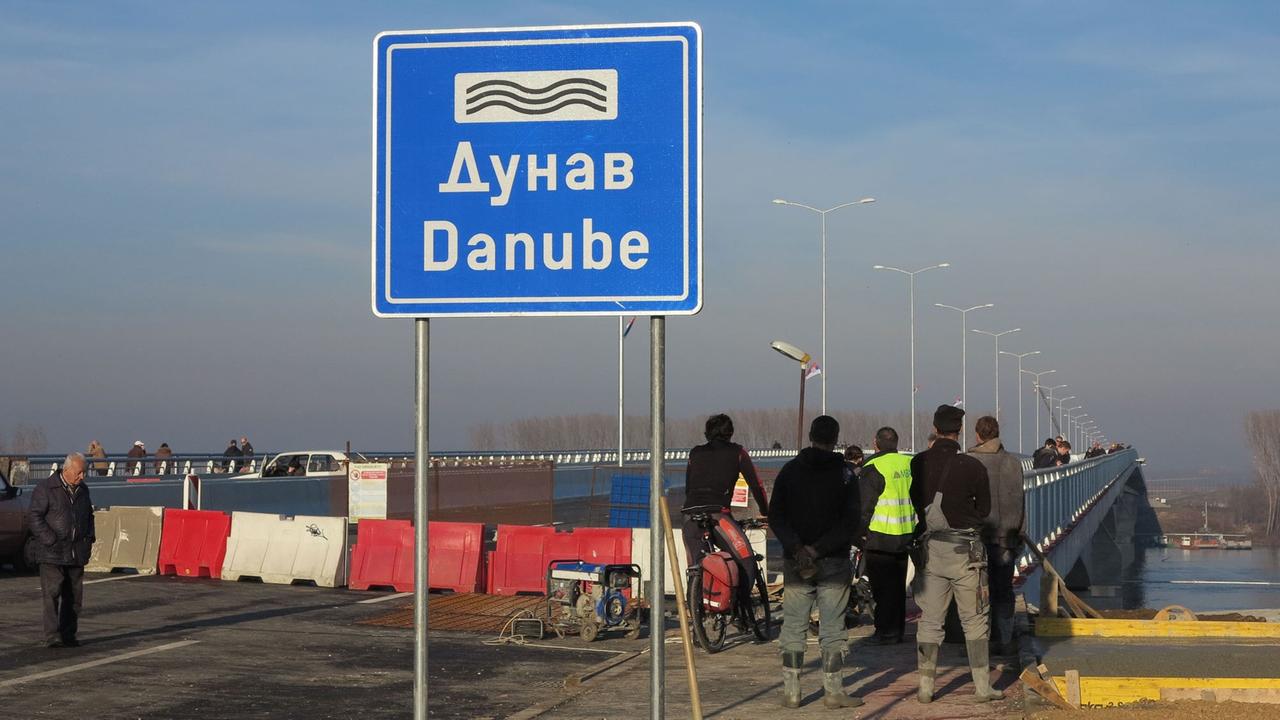 Die neue Brücke über die Donau am Rande der serbischen Hauptstadt Belgrad Die neue Brücke über die Donau am Rande der serbischen Hauptstadt Belgrad