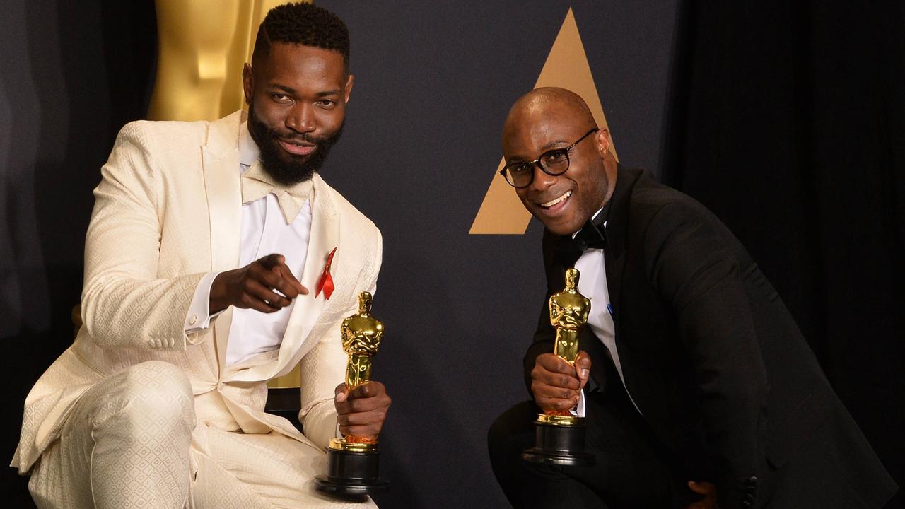 Der Drehbuchautor Tarell Alvin McCraney (l.) und der Regisseur Barry Jenkins mit ihren Oscars, die sie für den Film "Moonlight" erhalten haben. Der Drehbuchautor Tarell Alvin McCraney (l.) und der Regisseur Barry Jenkins mit ihren Oscars, die sie für den Film "Moonlight" erhalten haben.
