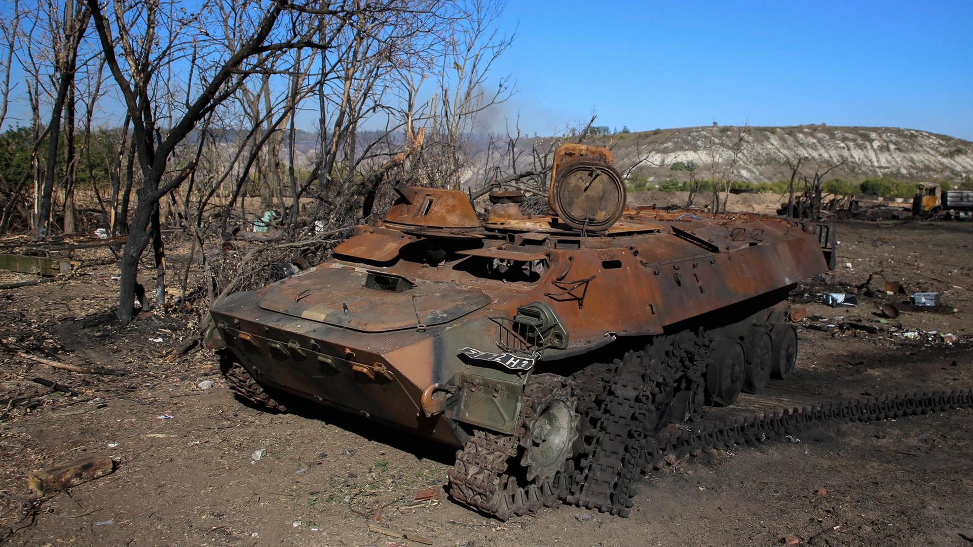 Ein zerstörter Panzer der ukrainischen Armee steht am 19. September 2014 in der Region Lugansk. Ein zerstörter Panzer der ukrainischen Armee steht am 19. September 2014 in der Region Lugansk.