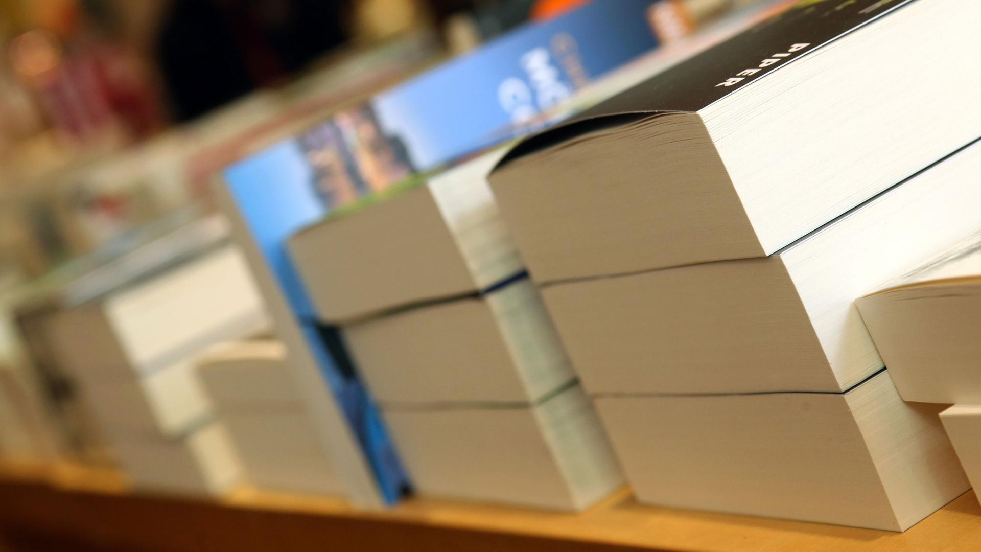 Bücherstapel liegen auf einem Verkaufstisch. Bücherstapel liegen auf einem Verkaufstisch.