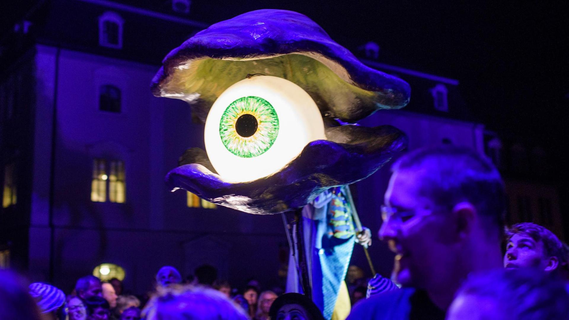 Auftakt zum Kunstfest Weimar 2018 mit der Staßentheater-Aufführung "Mu – Cinematique des fluides" der Gruppe "Transe Express" aus Frankreich Auftakt zum Kunstfest Weimar 2018 mit der Staßentheater-Aufführung "Mu – Cinematique des fluides" der Gruppe "Transe Express" aus Frankreich