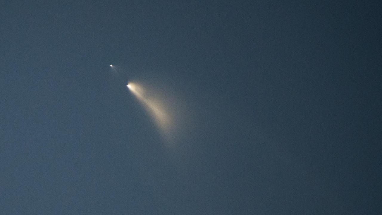 Die SpaceX Falcon 9 Rakete über Los Angeles. In der Rakete sind auch Test-Satelliten für eine Breitband-Versorgung.