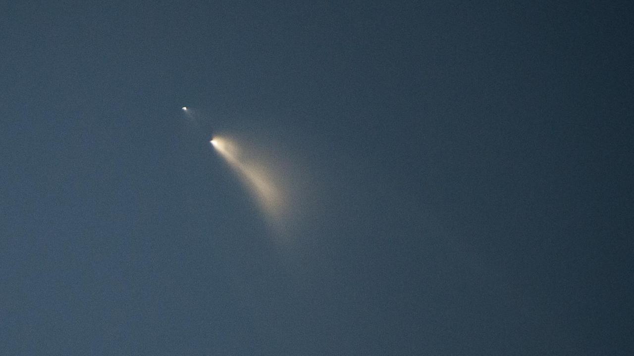 Die SpaceX Falcon 9 Rakete über Los Angeles. In der Rakete sind auch Test-Satelliten für eine Breitband-Versorgung. Die SpaceX Falcon 9 Rakete über Los Angeles. In der Rakete sind auch Test-Satelliten für eine Breitband-Versorgung.