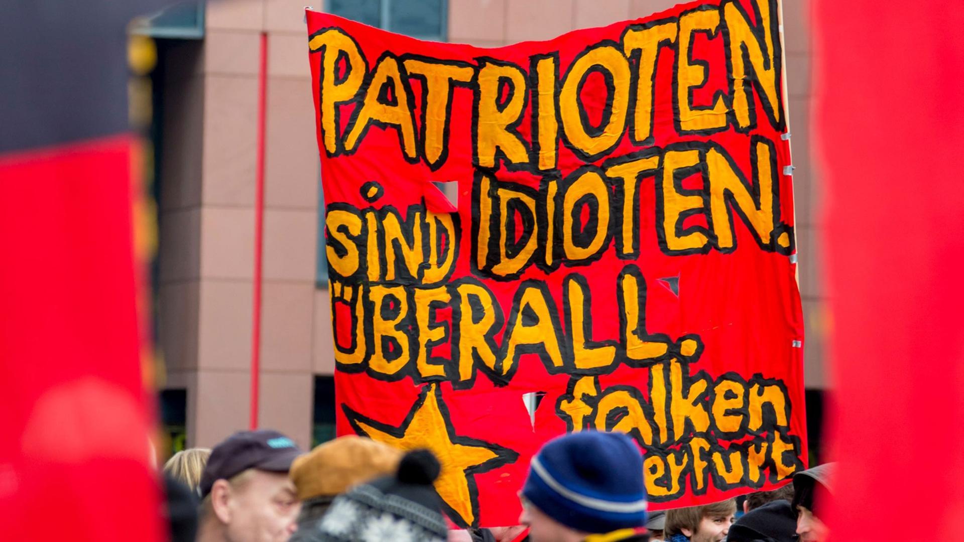 Die Teilnehmer einer Gegendemonstration stehen am 24.01.2015 in Erfurt (Thüringen). Anlass ist eine geplante Kundgebung des Pegida-Ablegers Pegada (Patriotische Europäer gegen die Amerikanisierung des Abendlandes) auf dem Erfurter Domplatz. Die Teilnehmer einer Gegendemonstration stehen am 24.01.2015 in Erfurt (Thüringen). Anlass ist eine geplante Kundgebung des Pegida-Ablegers Pegada (Patriotische Europäer gegen die Amerikanisierung des Abendlandes) auf dem Erfurter Domplatz.