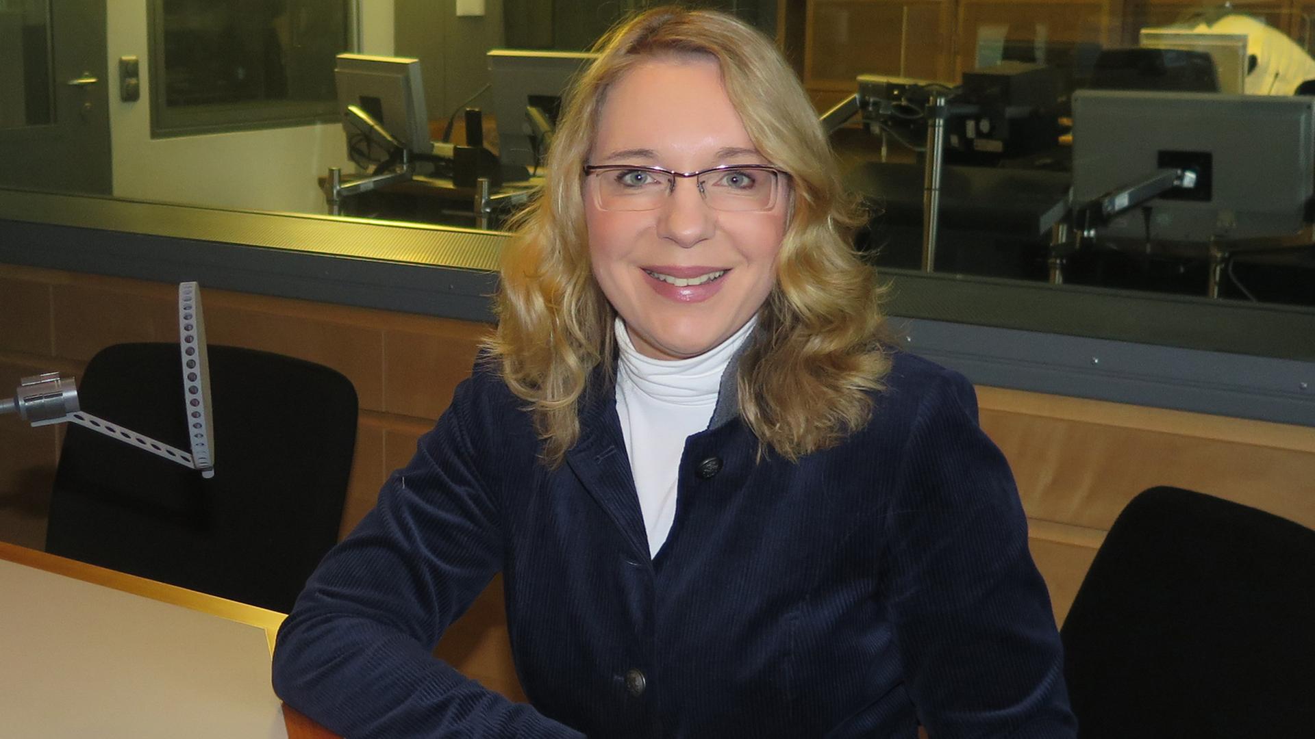Claudia Kemfert (Expertin für Energiefragen beim Deutschen Institut für Wirtschaftsforschung) zu Gast in der Sendung "Im Gespräch" im Deutschlandradio Kultur Claudia Kemfert (Expertin für Energiefragen beim Deutschen Institut für Wirtschaftsforschung) zu Gast in der Sendung "Im Gespräch" im Deutschlandradio Kultur