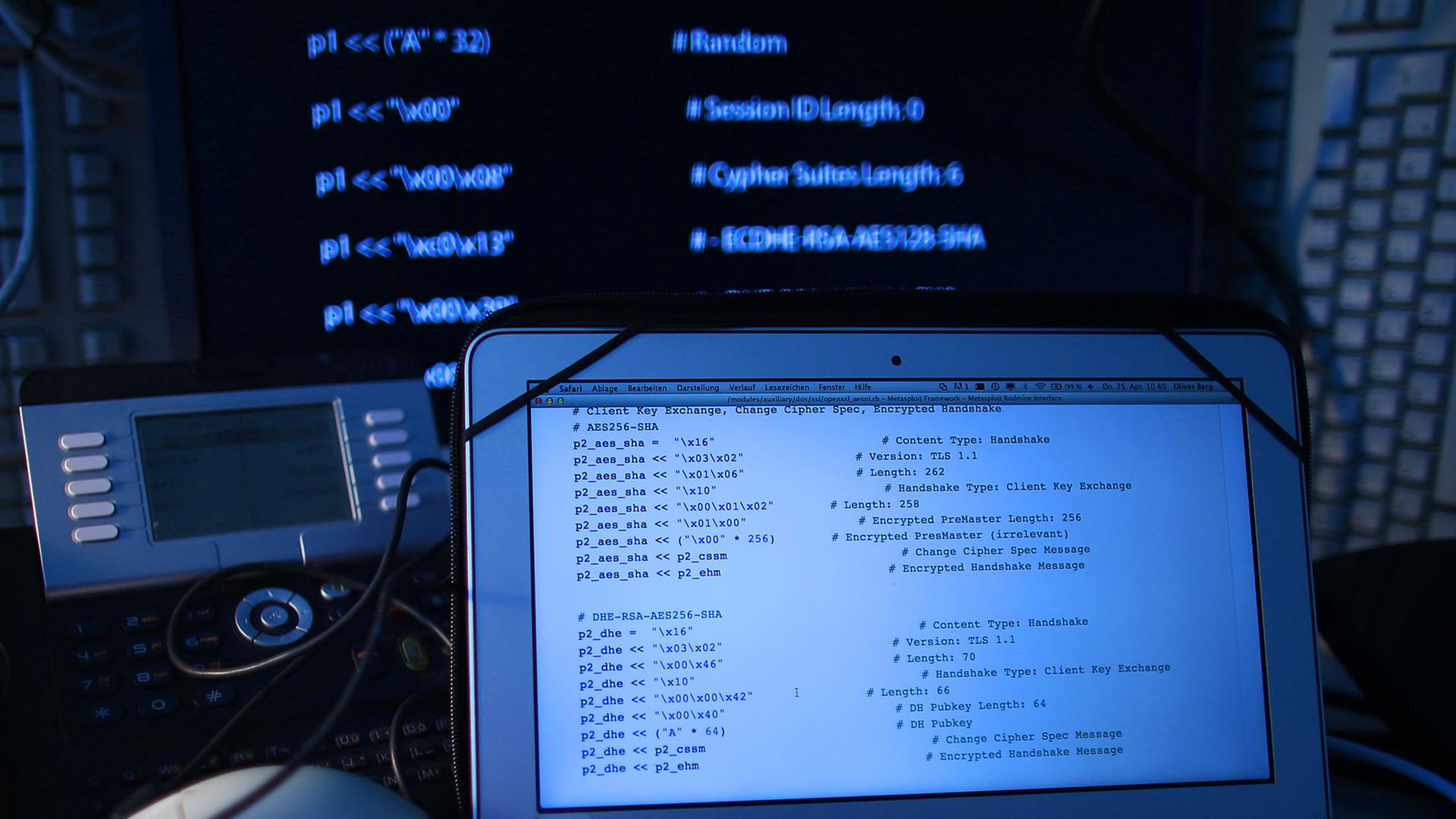 Ein Mann sitzt am 25.04.2013 in Köln (Nordrhein-Westfalen) vor einem Rechner mit Computer Quellcode auf dem Bildschirm. Ein Mann sitzt am 25.04.2013 in Köln (Nordrhein-Westfalen) vor einem Rechner mit Computer Quellcode auf dem Bildschirm.