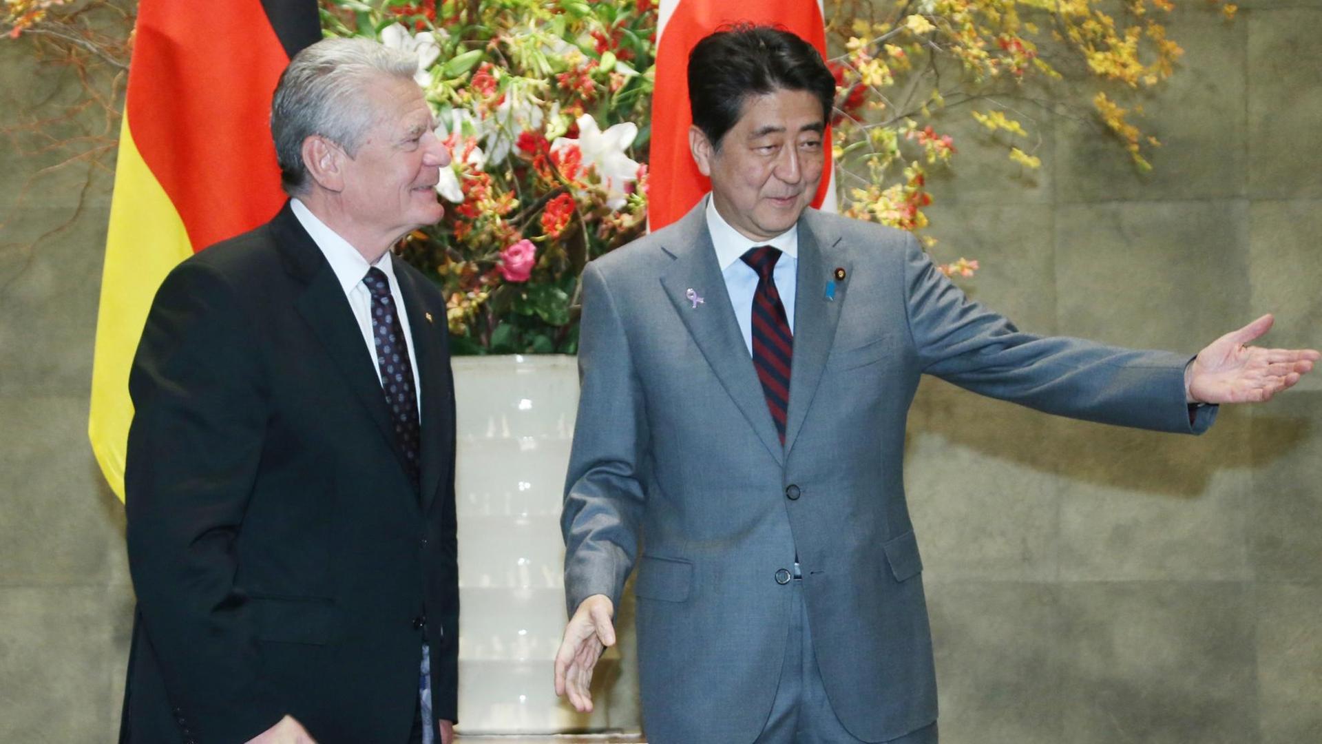 Japans Premierminister Shinzo Abe begrüßt im November 2016 Bundespräsident Gauck in Japan.