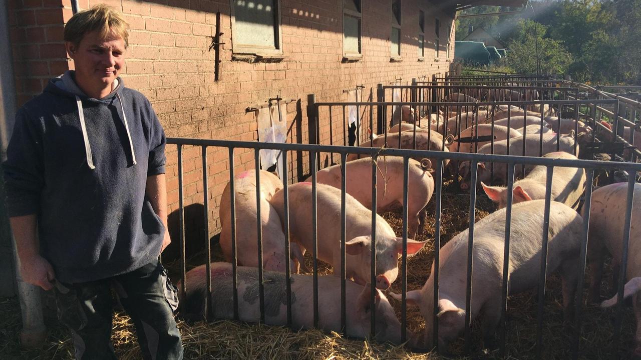 Landwirt Martin Schulz mit seinen Schweinen