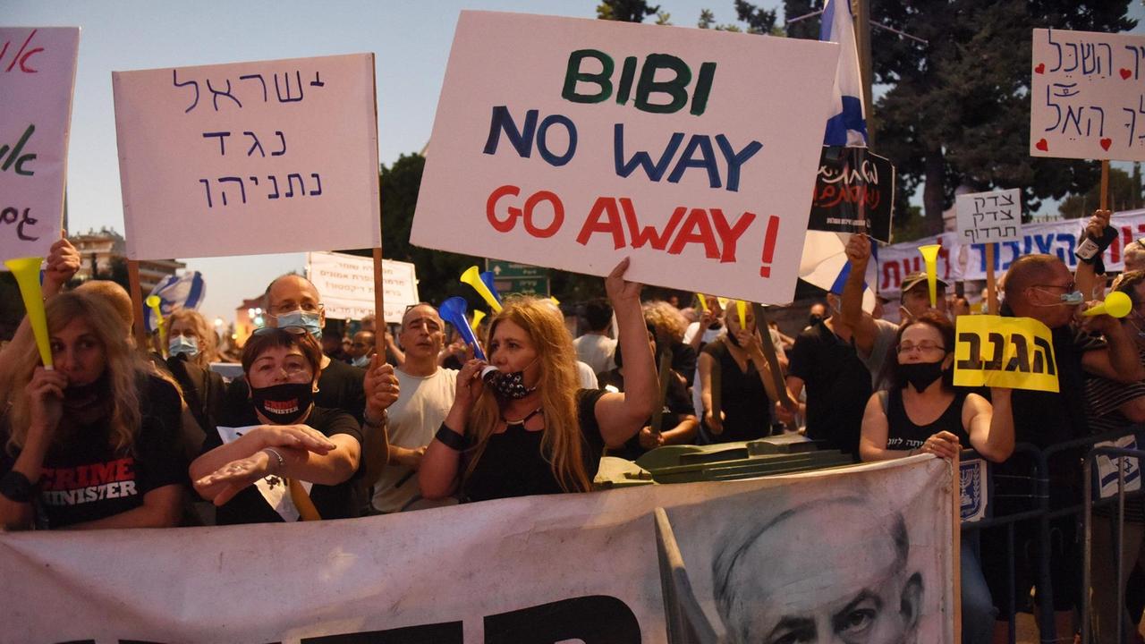 Demonstranten halten Transparente in hebräischer Schrift hoch und eines, auf dem steht "Bibi. No way. Go away!" Demonstranten halten Transparente in hebräischer Schrift hoch und eines, auf dem steht "Bibi. No way. Go away!"