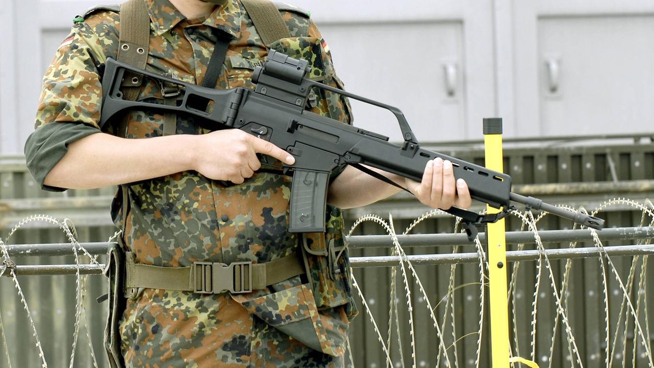 Soldaten bei einer Übung mit dem Gewehr G36. Soldaten bei einer Übung mit dem Gewehr G36.