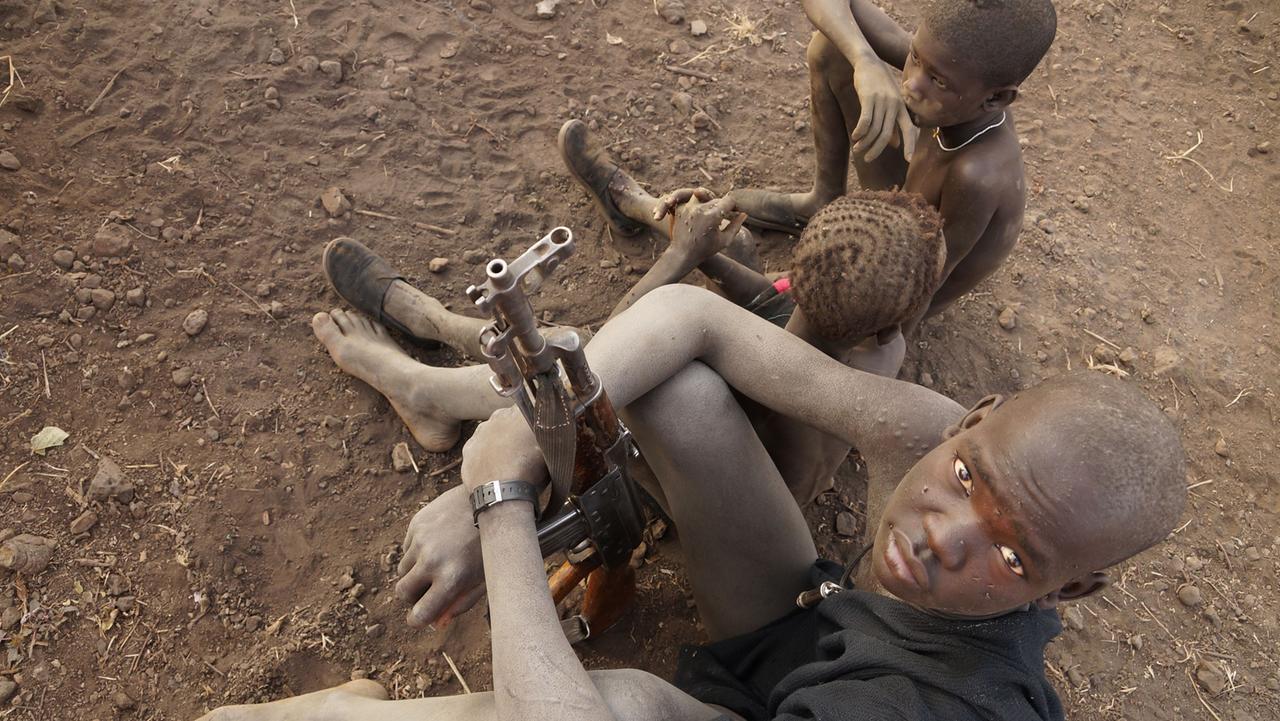 Ein Mursi mit einer Kalaschnikow zum Schutz gegen Viehdiebe. Ein Mursi mit einer Kalaschnikow zum Schutz gegen Viehdiebe.