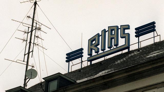 Auf dem Dach des Rundfunkhauses in Berlin-Schöneberg ist das Logo des Senders "RIAS" (Rundfunk im amerikanischen Sektor) angebracht. Der Sender ist inzwischen im "Deutschlandfunk Kultur" aufgegangen.