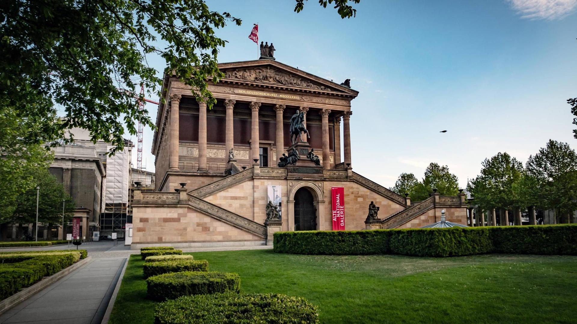 Die Alte National-Galerie auf der Museums-Insel in Berlin kann wieder besucht werden. Die Alte National-Galerie auf der Museums-Insel in Berlin kann wieder besucht werden.