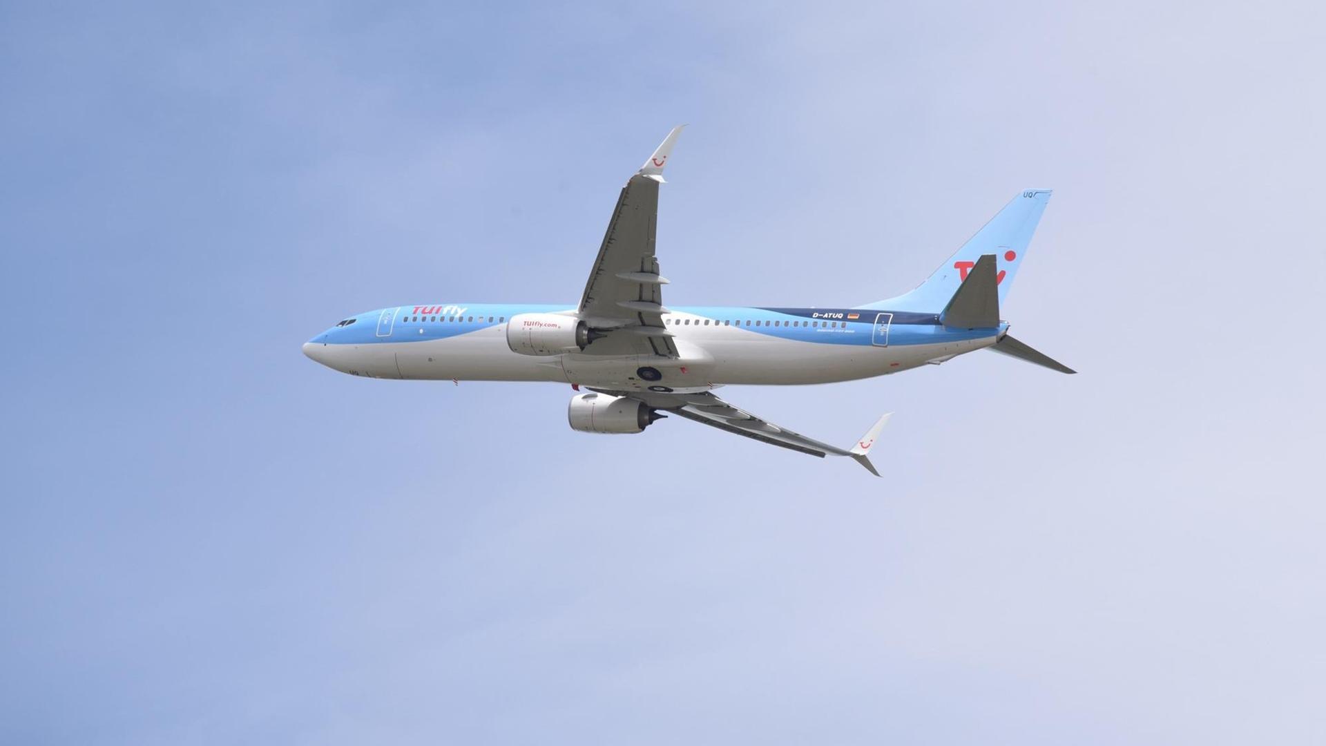 Boeing 737 (D-ATUQ) der Fluggesellschaft TUI Fly beim Start. Aufgenommen am 26.06.2015 am Boeing 737 (D-ATUQ) der Fluggesellschaft TUI Fly beim Start. Aufgenommen am 26.06.2015 am