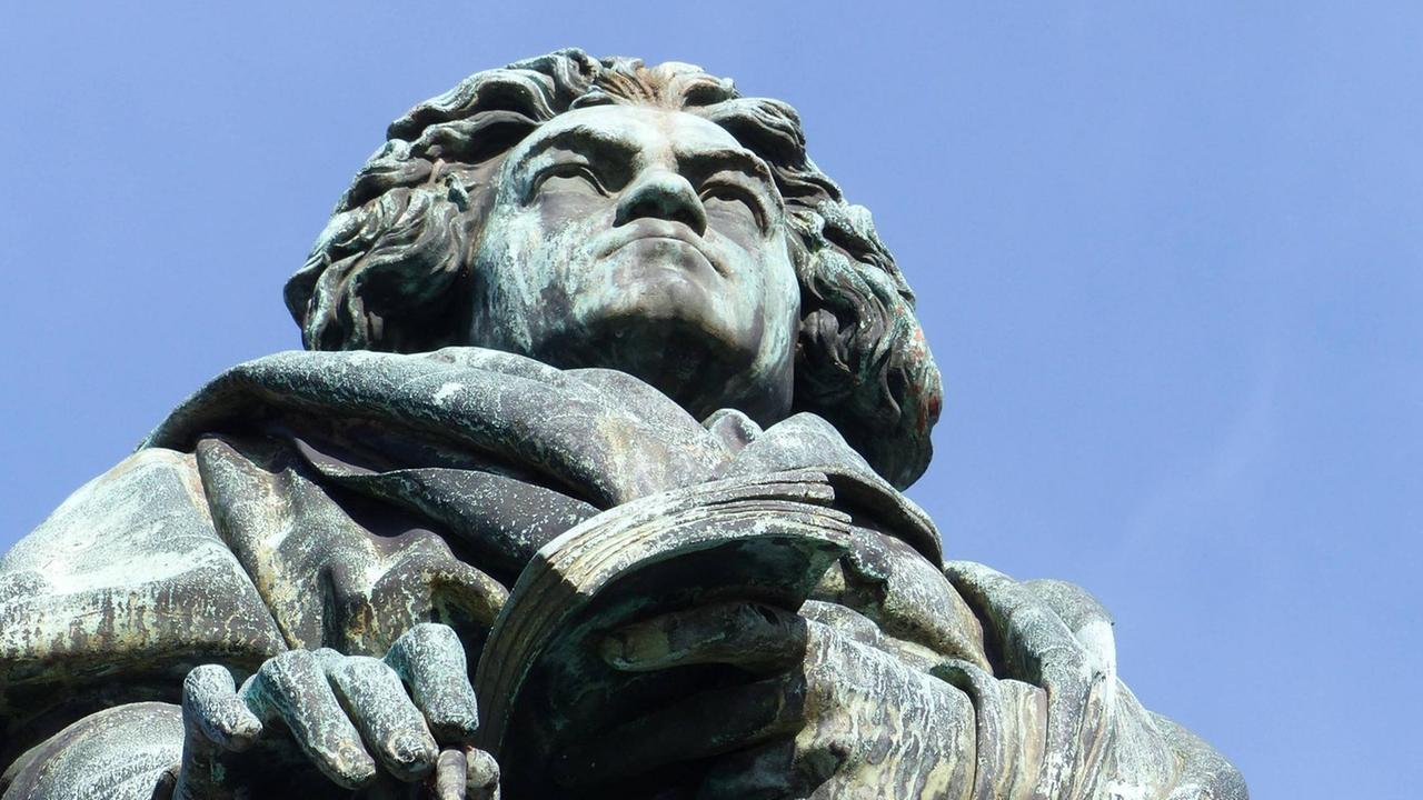 Blick hinauf zum Beethoven-Denkmal. Blick hinauf zum Beethoven-Denkmal.