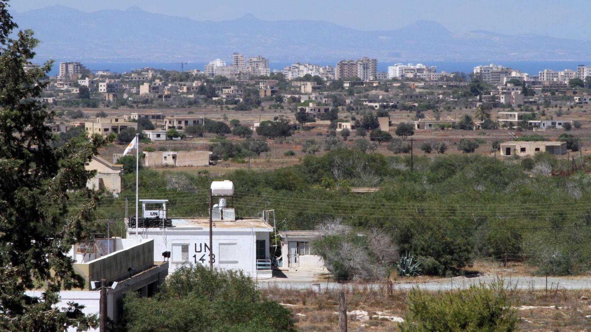 Ein UN-Posten in der Pufferzone - der Grünen Linie - zwischen der Republik Zypern und dem türkisch-besetzten Teil der Insel. Im Hintergrund der verlassene Ferienort Varosia und die Stadt Famagusta. Ein UN-Posten in der Pufferzone - der Grünen Linie - zwischen der Republik Zypern und dem türkisch-besetzten Teil der Insel. Im Hintergrund der verlassene Ferienort Varosia und die Stadt Famagusta.