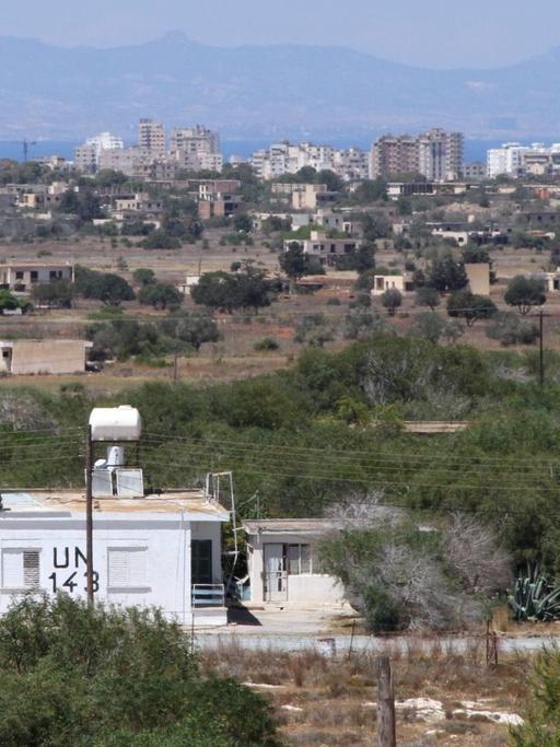 Ein UN-Posten in der Pufferzone - der Grünen Linie - zwischen der Republik Zypern und dem türkisch-besetzten Teil der Insel. Im Hintergrund der verlassene Ferienort Varosia und die Stadt Famagusta.