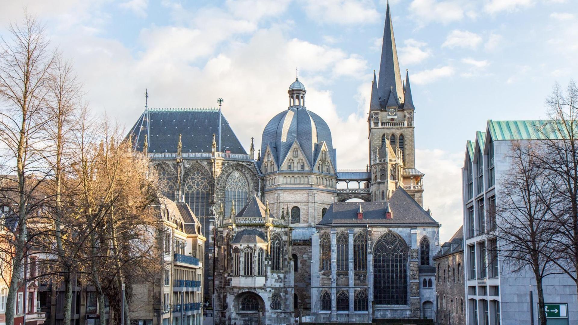 Aachener Dom (Nordfassade), Blick vom Rathaus über den Katschhof. Foto vom 4. April 2015. Aachener Dom (Nordfassade), Blick vom Rathaus über den Katschhof. Foto vom 4. April 2015.