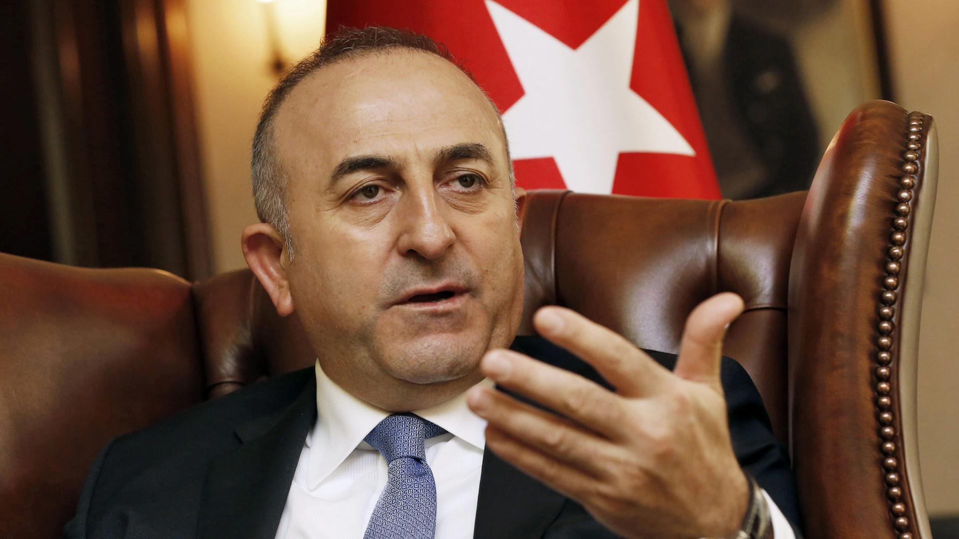 Mevlüt Cavusoglu bei einem Interview. Mevlüt Cavusoglu bei einem Interview.
