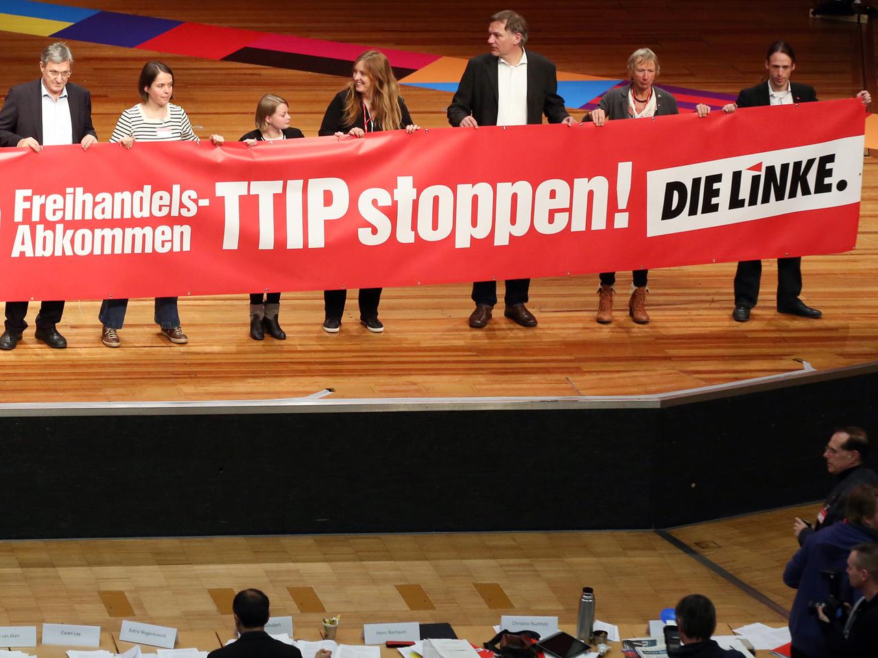 Auch die Linkspartei, hier beim Bundesparteitag in Hamburg im Februar 2014, ist gegen das Abkommen. Auch die Linkspartei, hier beim Bundesparteitag in Hamburg im Februar 2014, ist gegen das Abkommen.