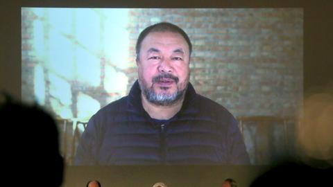 Alexander Ochs, Co-Initiator des Appells "Freiheit für Ai Weiwei" im Jahr 2011, Rechtsanwalt Peter Raue und Klaus Staeck (von links nach rechts), Präsident der Berliner Akademie der Künste, geben im Martin-Gropius-Bau in Berlin vor einer Leinwand mit dem Portrait des chinesischen Künstlers Ai Weiwei eine Pressekonferenz.