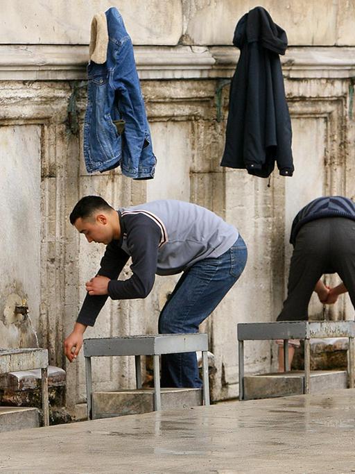 Gläubige Muslime unterwerfen sich im Hof der Süleymaniye-Moschee in Istanbul der rituellen Waschung.