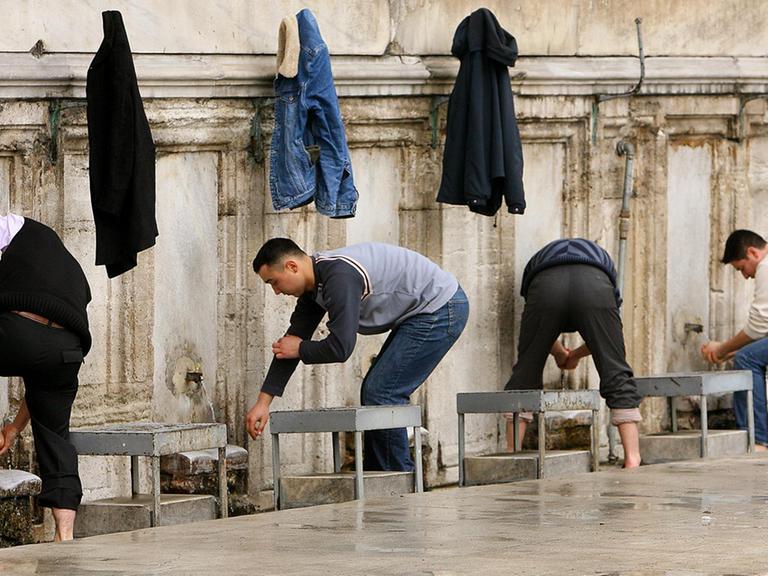 Gläubige Muslime unterwerfen sich im Hof der Süleymaniye-Moschee in Istanbul der rituellen Waschung.