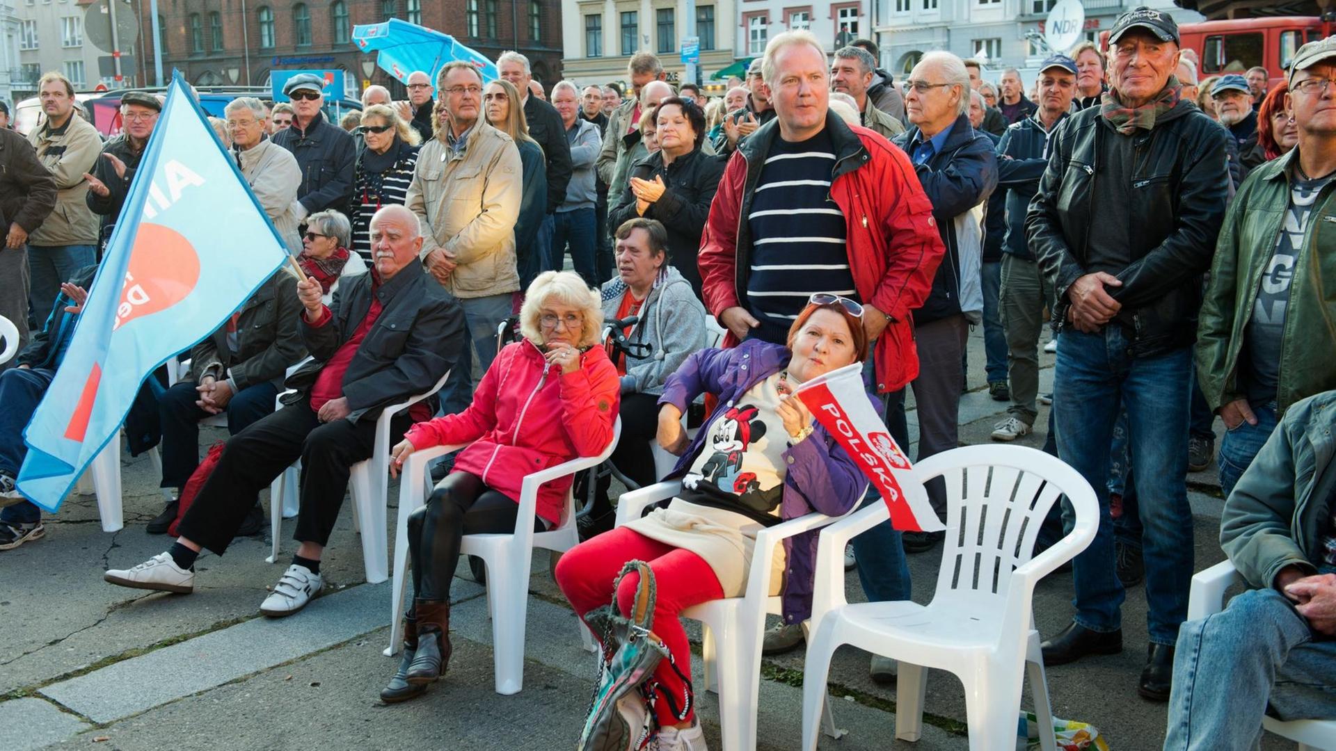 AfD-Anhänger und andere Wähler am 21.09.2017 in Stralsund (Mecklenburg-Vorpommern) bei einer Wahlkampfveranstaltung der AfD. AfD-Anhänger und andere Wähler am 21.09.2017 in Stralsund (Mecklenburg-Vorpommern) bei einer Wahlkampfveranstaltung der AfD.