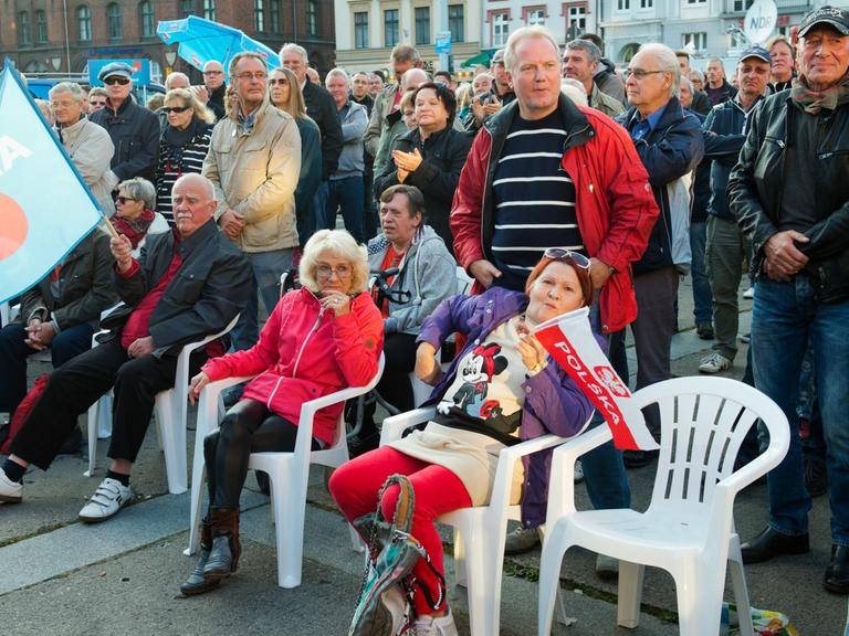 AfD-Anhänger und andere Wähler am 21.09.2017 in Stralsund (Mecklenburg-Vorpommern) bei einer Wahlkampfveranstaltung der AfD.