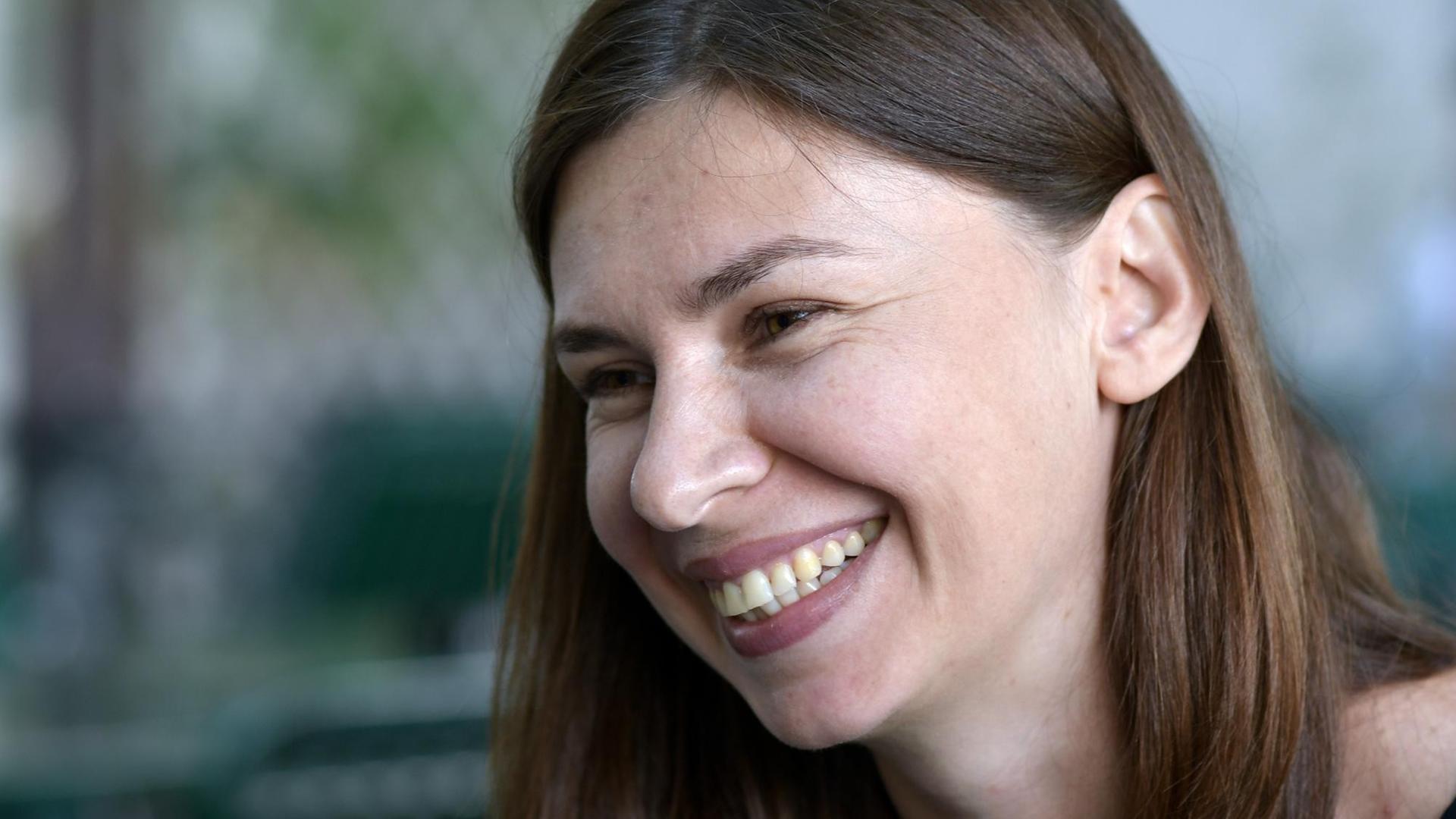Die Autorin Tanja Maljartschuk lacht seitlich in die Kamera. Die Autorin Tanja Maljartschuk lacht seitlich in die Kamera.