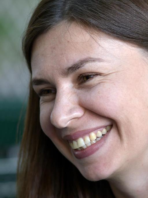 Die Autorin Tanja Maljartschuk lacht seitlich in die Kamera.