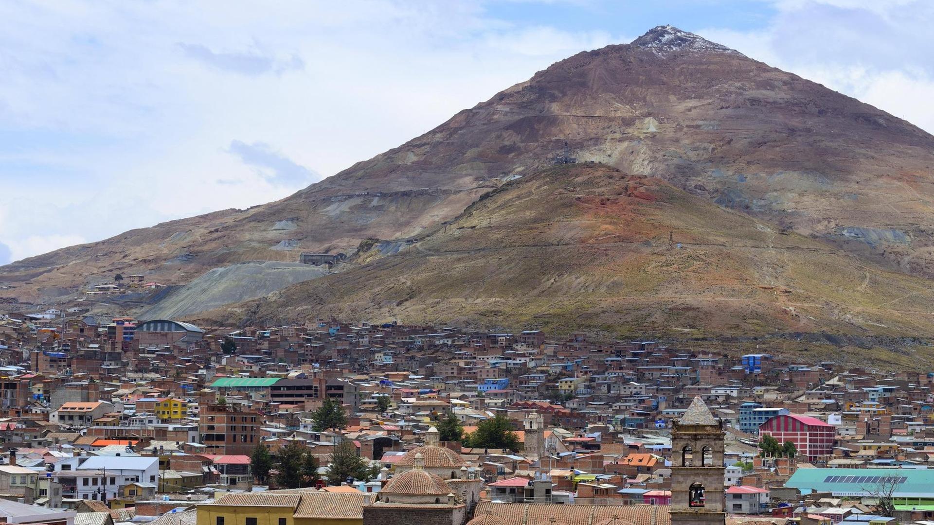 Stadtansicht mit Silberberg Cerro Rico, Potosí, Provinz Tomas Frías, Bolivien, Südamerika. Stadtansicht mit Silberberg Cerro Rico, Potosí, Provinz Tomas Frías, Bolivien, Südamerika.