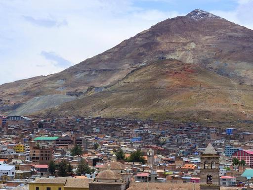 Stadtansicht mit Silberberg Cerro Rico, Potosí, Provinz Tomas Frías, Bolivien, Südamerika.
