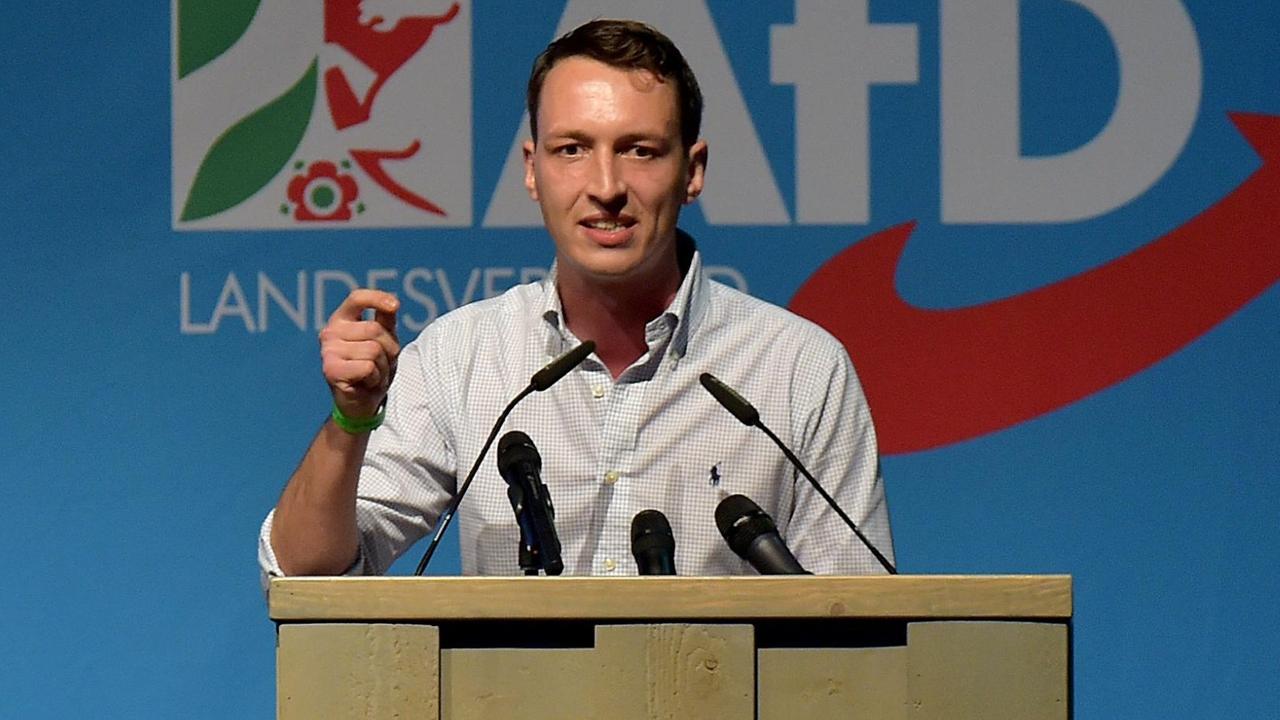 Matthias Helferich spricht auf Landesparteitag der AfD-NRW am 05.10.2019 im Wunderland in Kalkar