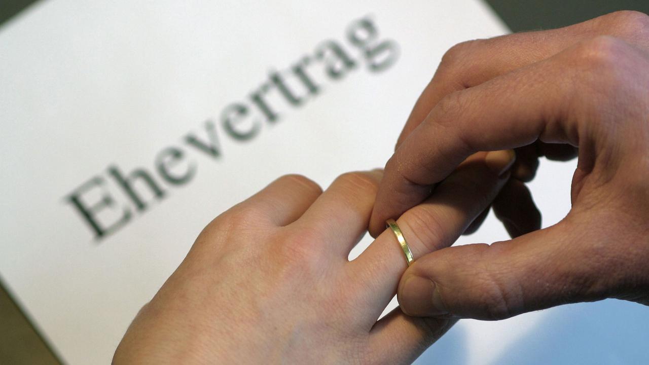 Paar mit einem Ehevertrag. Paar mit einem Ehevertrag.