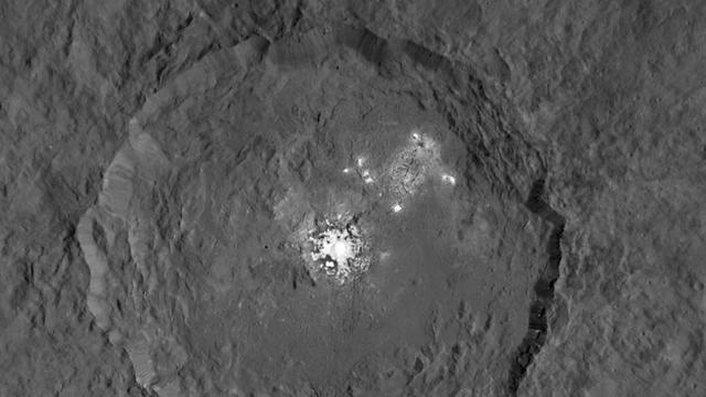 Eine Aufnahme der NASA-Raumsonde "Dawn" zeigt den Krater Occator auf dem Zwerplaneten "Ceres", dessen heller Fleck die Wissenschaftler beschäftigt.