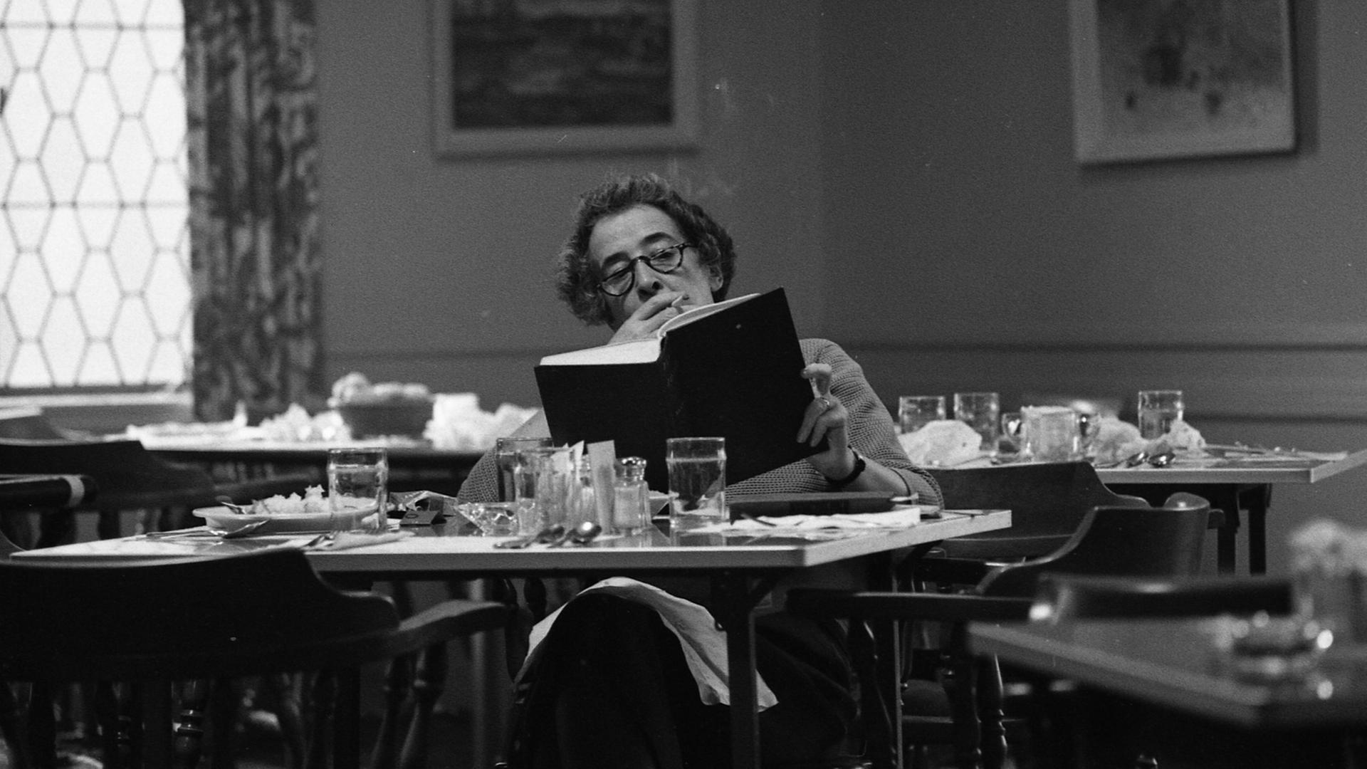 Hannah Arendt am Schreibtisch in der Wesleyan University. Hannah Arendt am Schreibtisch in der Wesleyan University.