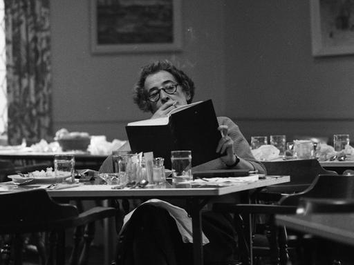 Hannah Arendt am Schreibtisch in der Wesleyan University.