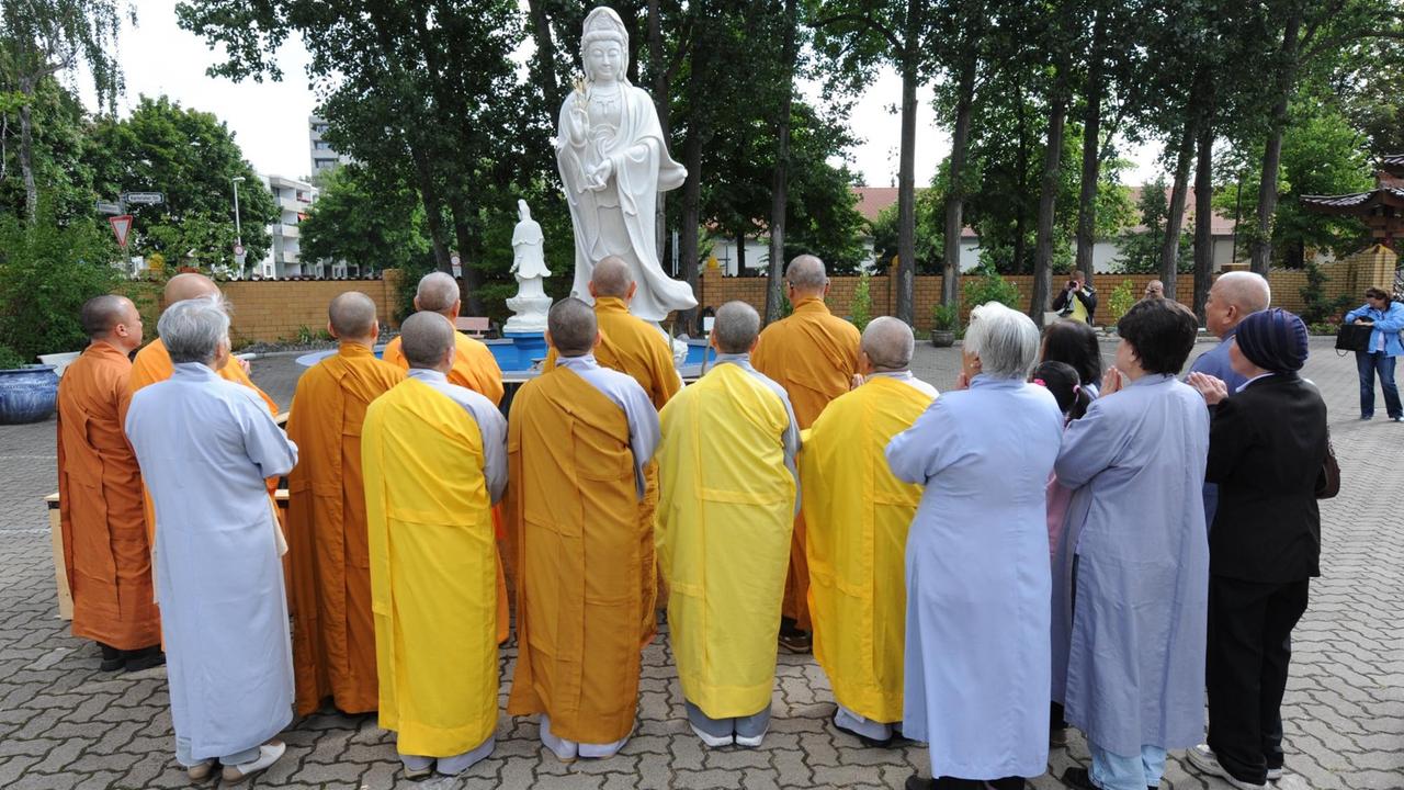 Mönche und Nonnen beten vor einer Avalokiteshvara-Statue, die vor dem buddhistischen Kloster Pagode Vien Giac in Hannover aufgestellt wurde. Mönche und Nonnen beten vor einer Avalokiteshvara-Statue, die vor dem buddhistischen Kloster Pagode Vien Giac in Hannover aufgestellt wurde.