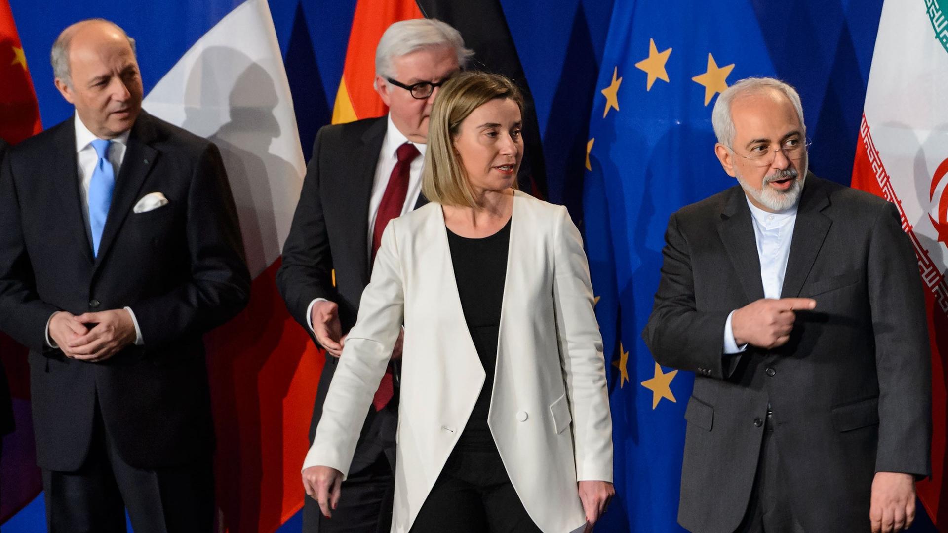 Frankreichs Außenminister Laurent Fabius, Bundesaußenminister Frank-Walter Steinmeier, die EU-Außenbeauftragte Federica Mogherini und Irans Außenminister Mohammad Javad Zarif vor der Verkündung der Einigung in Lausanne Frankreichs Außenminister Laurent Fabius, Bundesaußenminister Frank-Walter Steinmeier, die EU-Außenbeauftragte Federica Mogherini und Irans Außenminister Mohammad Javad Zarif vor der Verkündung der Einigung in Lausanne