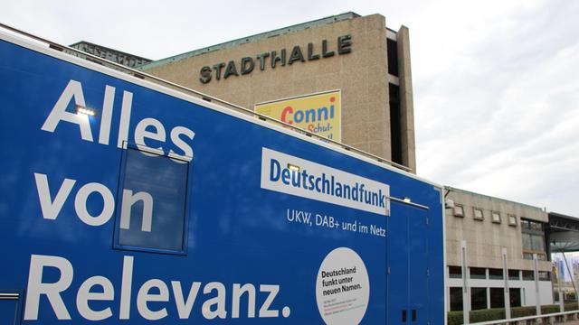 Ein Ü-Wagen mit Deutschlandfunk-Beschriftung auf der Seite steht vor der Stadthalle in Braunschweig
