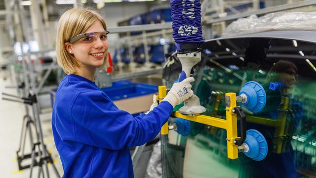 Eine Volkswagen-Mitarbeiterin testet in Wolfsburg eine Datenbrille, die ihr hilft in der Logistikabteilung das richtige Fach zu finden und die Teilenummer mittels QR-Code zu scannen.