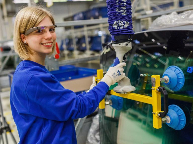 Eine Volkswagen-Mitarbeiterin testet in Wolfsburg eine Datenbrille, die ihr hilft in der Logistikabteilung das richtige Fach zu finden und die Teilenummer mittels QR-Code zu scannen.