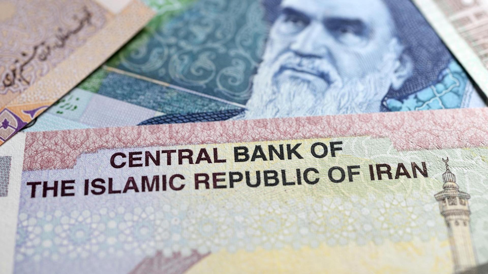 Iranischer Rial: Zwei Geldnoten liegen zusammen. Iranischer Rial: Zwei Geldnoten liegen zusammen.