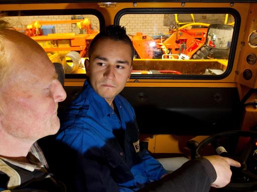 Ausbildungsmeister Karl Schomaker (l) erklärt dem Spanier Daniel Marín Carmona in einer Werkshalle der Firma Hermann Paus Maschinenfabrik GmbH in Emsbüren (Landkreis Emsland) die Funktionen eines Bergfahrzeugs. Im Kampf gegen den Fachkräftemangel startet das Wirtschaftsbündnis Ems-Achse eine internationale Ausbildungsinitiative. Ausbildungsmeister Karl Schomaker (l) erklärt dem Spanier Daniel Marín Carmona in einer Werkshalle der Firma Hermann Paus Maschinenfabrik GmbH in Emsbüren (Landkreis Emsland) die Funktionen eines Bergfahrzeugs. Im Kampf gegen den Fachkräftemangel startet das Wirtschaftsbündnis Ems-Achse eine internationale Ausbildungsinitiative.
