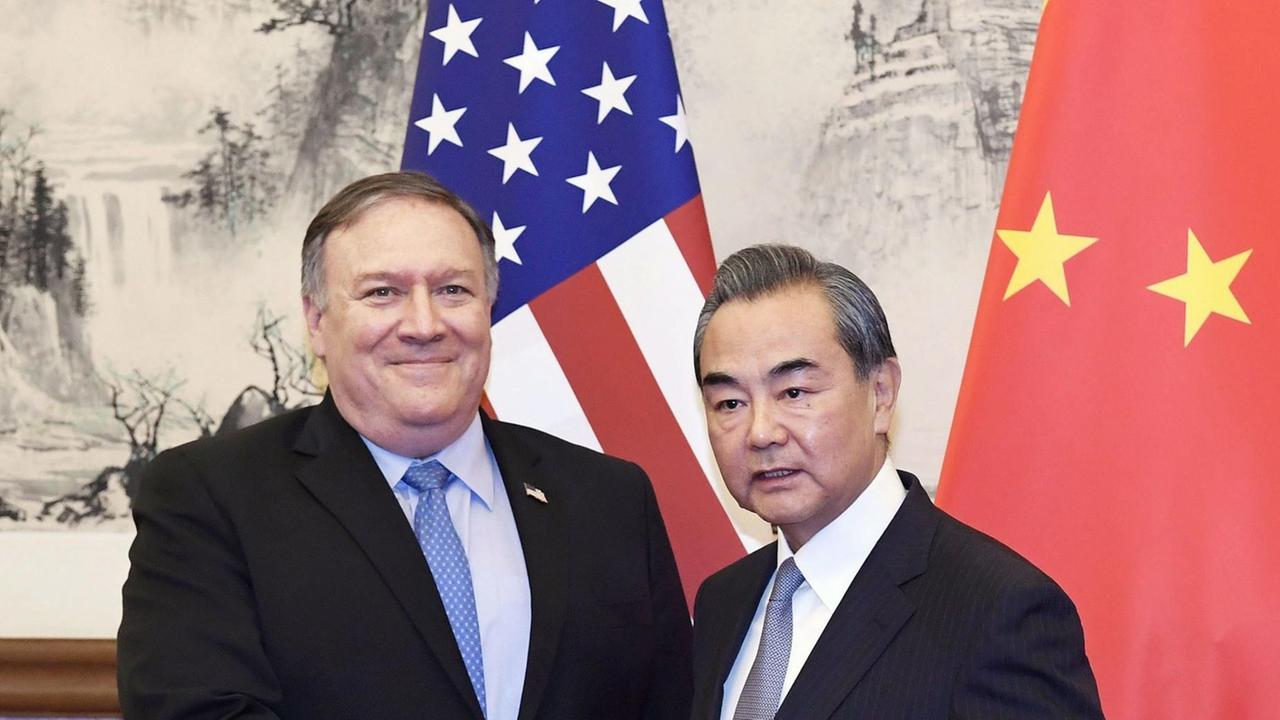 US-Außenminister Pompeo (links) und sein chinesischer Amtskollege Wang vor den Flaggen ihrer Länder. US-Außenminister Pompeo (links) und sein chinesischer Amtskollege Wang vor den Flaggen ihrer Länder.
