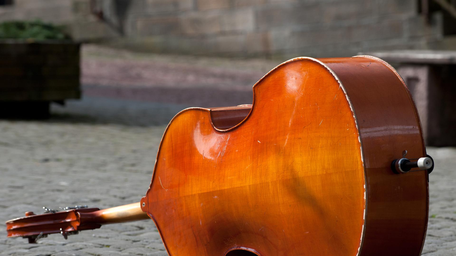 Ein Kontrabass liegt am 19.04.2013 auf dem Marktplatz in Sontra (Hessen) in der Sonne und wartet auf seinen Einsatz bei einer Veranstaltung. Ein Kontrabass liegt am 19.04.2013 auf dem Marktplatz in Sontra (Hessen) in der Sonne und wartet auf seinen Einsatz bei einer Veranstaltung.