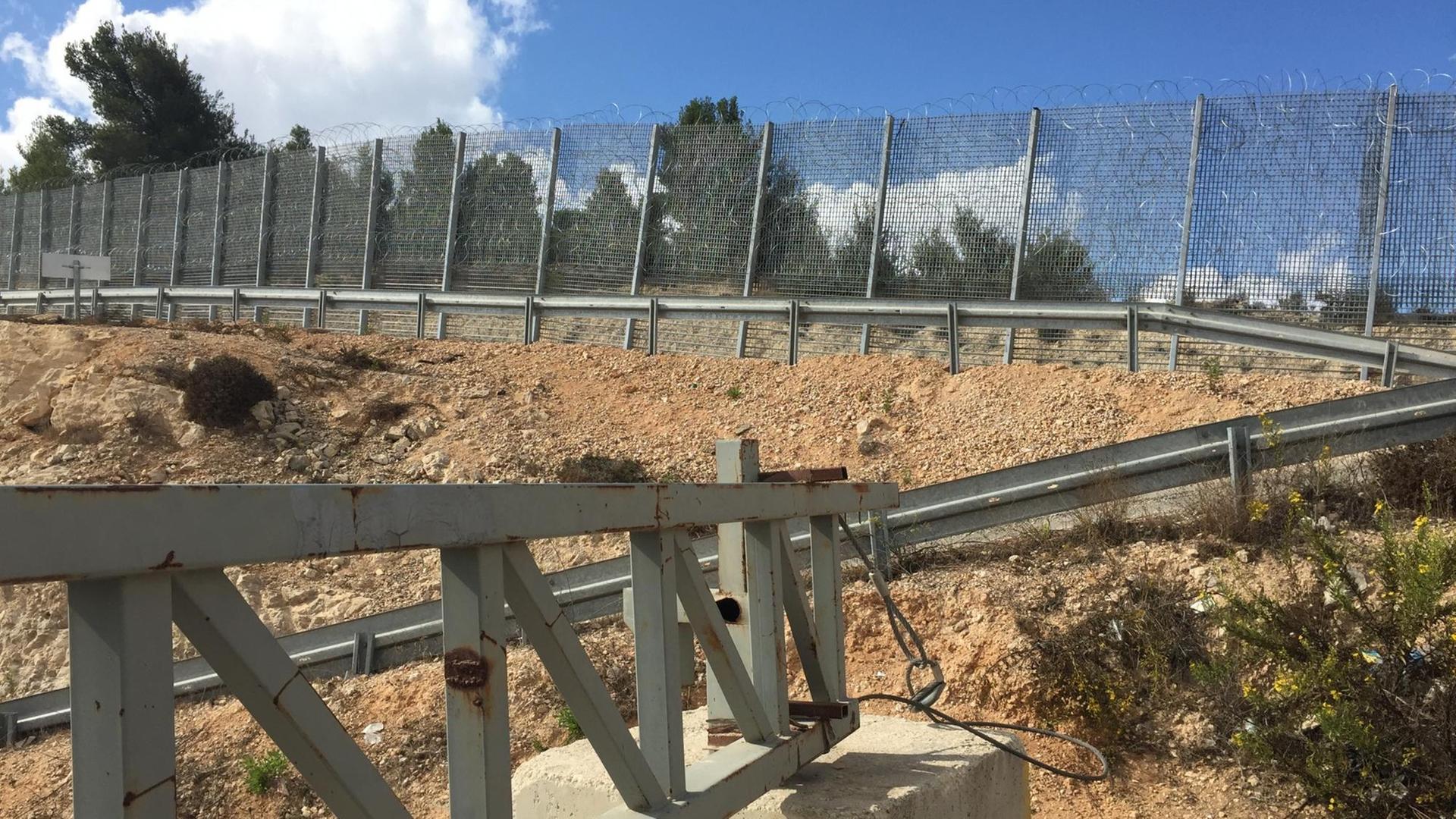 Ein Grenzzaun in der Nähe der palästinensischen Stadt Beit Jala Ein Grenzzaun in der Nähe der palästinensischen Stadt Beit Jala